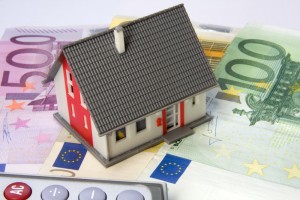 Zinsentwicklung 2015: Wer Immobilien finanzieren möchte, sollte das 2015 tun, bevor Inflation und Zinsen steigen. (Foto: Thorben Wengert_pixelio.de)