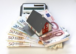 Immobilienkauf ohne eigenes Geld ist möglich, wenn man die Risiken einschätzen kann. (Foto: Thorben Wengert_pixelio.de)